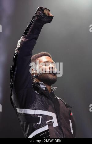 Usher se produit en concert à la O2 Arena de Londres, au Royaume-Uni. 2/2/11. Banque D'Images