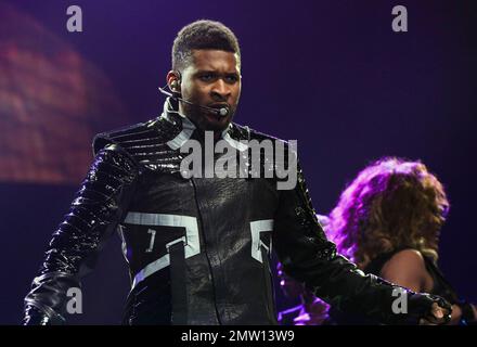 Usher se produit en concert à la O2 Arena de Londres, au Royaume-Uni. 2/2/11. Banque D'Images