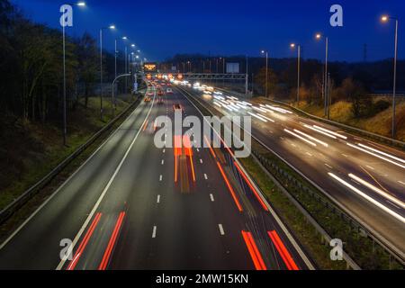 L'accélération de la circulation crée des pistes légères lorsqu'elle traverse une section de gestion active de la circulation sur le M42 près de Birmingham, au Royaume-Uni. Banque D'Images