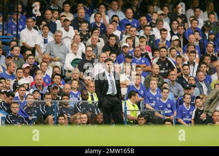 Jose Mourinho debout sur la ligne de contact avec les mains dans les poches pendant la saison 2004 au pont de Stanford pendant son sort comme directeur de Chelsea avec les fans derrière. Cette image ne peut être utilisée qu'à des fins éditoriales. Aucune utilisation commerciale. Il ne peut pas être utilisé pour les publications impliquant Un joueur unique, un club unique ou Un concours unique. Pas de mise ou d'utilisation dans les jeux, même dans un contexte Editorial. Les règles relatives aux licences Premier League et Data co s'appliquent. Banque D'Images