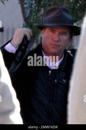 EXCLUSIF !! L'acteur Val Kilmer a été vu magasiner à Amoeba, quelques jours avant Noël, après une séance dans un studio de son à Hollywood. La star « Batman Forever », qui a 52 ans le 31st de ce mois-ci, a tenté de se cacher derrière son chapeau avant de sauter dans son véhicule conduit par chauffeur en attente. Los Angeles, Californie. 22nd décembre 2011. Banque D'Images