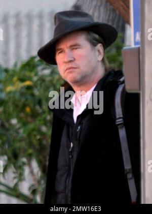 EXCLUSIF !! L'acteur Val Kilmer a été vu magasiner à Amoeba, quelques jours avant Noël, après une séance dans un studio de son à Hollywood. La star « Batman Forever », qui a 52 ans le 31st de ce mois-ci, a tenté de se cacher derrière son chapeau avant de sauter dans son véhicule conduit par chauffeur en attente. Los Angeles, Californie. 22nd décembre 2011. Banque D'Images