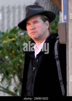 EXCLUSIF !! L'acteur Val Kilmer a été vu magasiner à Amoeba, quelques jours avant Noël, après une séance dans un studio de son à Hollywood. La star « Batman Forever », qui a 52 ans le 31st de ce mois-ci, a tenté de se cacher derrière son chapeau avant de sauter dans son véhicule conduit par chauffeur en attente. Los Angeles, Californie. 22nd décembre 2011. Banque D'Images