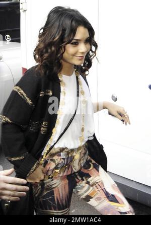 Vêtu d'un chandail noir, d'un haut blanc et d'un pantalon à motifs, l'actrice Vanessa Hudgens arrive à BBC radio 1. Hudgens fait actuellement la promotion de son nouveau film « Cucker Punch », récemment sorti aux États-Unis et dont la sortie est prévue demain au Royaume-Uni. Londres, Royaume-Uni. 3/31/11. Banque D'Images