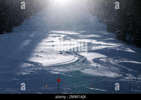 Pistes rétroéclairées par la neige poudreuse ; station de ski et de snowboard Monarch Mountain sur la Continental Divide dans le Colorado, États-Unis Banque D'Images
