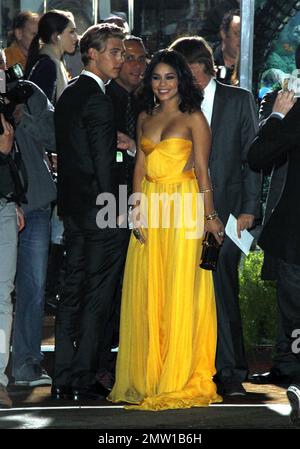 L'actrice Vanessa Hudgens dans une robe jaune vif et le petit ami Austin Butler à la première de Los Angeles de 'Journey 2: The mystérieuse Island' tenue au théâtre chinois de Grauman. Los Angeles, Californie. 2nd février 2012. Banque D'Images