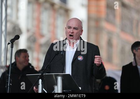 LONDRES, le 1st février 2023, Mick Lynch, secrétaire général du RMT, prononce un discours alors que 40 000 membres syndicaux en grève défilent à Londres pour protester contre la rémunération, les conditions d'emploi et le financement. Banque D'Images