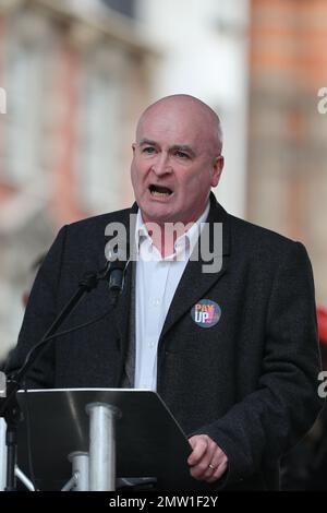 LONDRES, le 1st février 2023, Mick Lynch, secrétaire général du RMT, prononce un discours alors que 40 000 membres syndicaux en grève défilent à Londres pour protester contre la rémunération, les conditions d'emploi et le financement. Banque D'Images