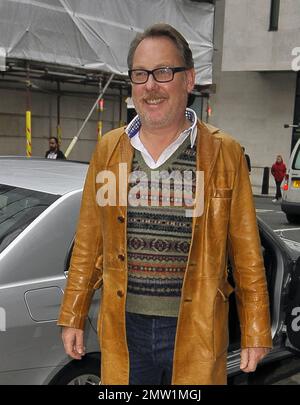 Le comédien Jim Moir alias Vic Reeves est arrivé à la BBC en portant un long manteau de cuir brun sur un chandail à motifs gris, un Jean bleu et des chaussures marron. Londres, Royaume-Uni. 26th octobre 2012. Banque D'Images