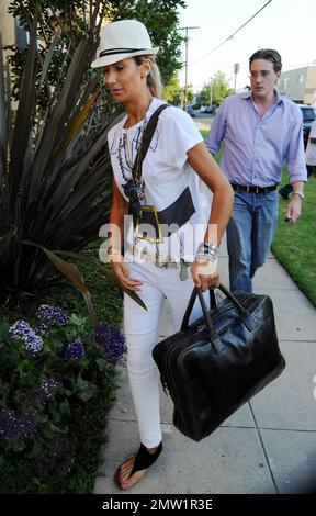 Lady Victoria Hervey s'arrête pour visiter Lindsay Lohan à la maison sobre Pickford Lofts. Hervey, vêtu d'une tenue blanche et décontractée, portait une grande mallette en cuir noir tandis qu'une amie masculine l'accompagnant portait un sac d'articles d'une pharmacie locale. Lindsay Lohan doit se présenter en prison mardi et vit dans l'établissement depuis mercredi dernier. Le Pickford Lofts a été fondé par le célèbre avocat de la défense Robert Shapiro, plus connu pour défendre OJ Simpson lors de son procès infâme. Los Angeles, Californie. 7/18/10. Banque D'Images