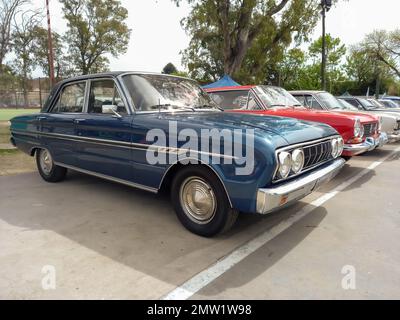 Avellaneda, Argentine - 7 mai 2022: Vieille voiture familiale bleue Ford Falcon Futura voiture familiale compacte début 1970s dans un parc. Toit en vinyle. 2022 classiques AAA Banque D'Images