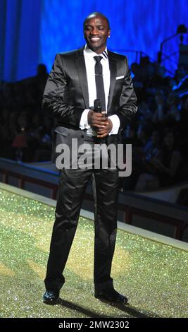 Akon, artiste R&B, est sur la piste du Secret Fashion Show 2010 de Victoria, qui s'est tenu au Lexington Avenue Armory. New York, NY. 11/10/10. Banque D'Images