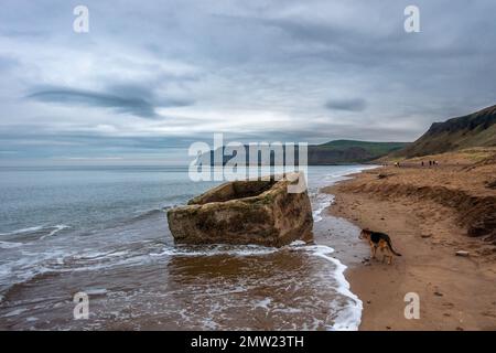 Pilbox militaire à moitié enterrée dans le sable à la plage de Skinningrove (Cattersty Sands) à Teeside avec un chien et des gens en arrière-plan. Redcar et Cleve Banque D'Images