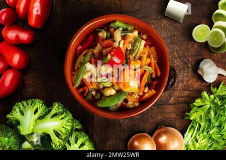 Légumes méditerranéens en terre cuite sur une ancienne table en bois. Concept de nutrition naturelle. Vue de dessus. Banque D'Images