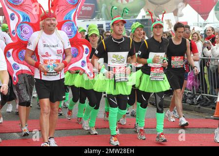 Sir Richard Branson, Sam Branson, Holly Branson, Dave Clark et la princesse Beatrice de York, vêtus de papillons et de caterpillar, participent au marathon de Virgin London en 2010. Le marathon annuel permet de recueillir des fonds pour des organismes de bienfaisance sélectionnés et, depuis la création du marathon en 1981, près de $700 millions ont été amassés. Londres, Royaume-Uni. 04/25/10. Banque D'Images