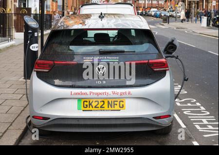 Volkswagen ID.3 toutes les voitures électriques sont branchées dans la station de charge publique pour recharger les batteries. Melcombe place, Marylebone, Londres NW1, Angleterre, Royaume-Uni Banque D'Images