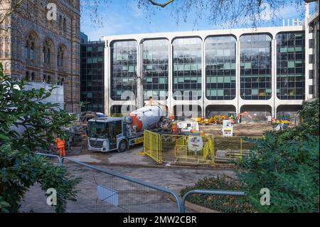 Travaux de construction en cours pour transformer le jardin du Musée d'Histoire naturelle en un espace vert biologiquement diversifié. South Kensington, Londres, Royaume-Uni Banque D'Images