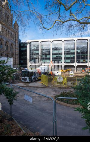 Travaux de construction en cours pour transformer le jardin du Musée d'Histoire naturelle en un espace vert biologiquement diversifié. South Kensington, Londres, Royaume-Uni Banque D'Images