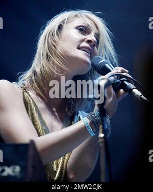 Emily Haines, du groupe canadien Metric, joue en direct pendant la première journée de Voodoo Experience 2010 qui s'est tenue à City Park. La Nouvelle-Orléans, LOUISIANE. 10/29/10. . Banque D'Images