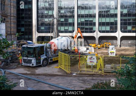 Travaux de construction en cours pour transformer le jardin du Musée d'Histoire naturelle en un espace vert biologiquement diversifié. South Kensington, Londres, Royaume-Uni Banque D'Images