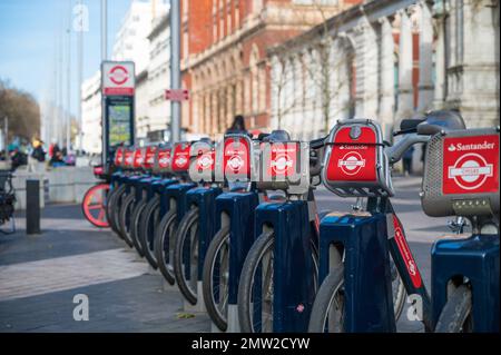 Une rangée de vélos de location publique Santander amarrés sur Exhibition Road, South Kensington, Londres, Angleterre, Royaume-Uni Banque D'Images