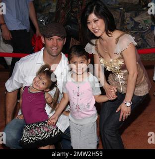 Emma Yoshiko Hedican, Bret Hedican, Keara Kiyomi Hedican et Kristi Yamaguchi arrivent pour la première mondiale de WALL-E au Théâtre grec de Los Angeles, CA. 6/21/08. Banque D'Images