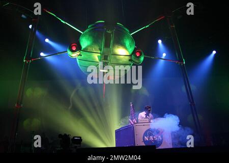 La scène pendant une représentation du compositeur et producteur Jeff Wayne's musical version of the War of the Worlds vit à LH2 Studios. La production comprend 46 musiciens, 3D hologrammes flottants photorériques de 11 mètres de haut, une machine de combat de 3 tonnes de 35 mètres de haut et un écran de 100 mètres de large projetant un nouveau film d'animation CGI créé pour la tournée de 2010. Londres, Royaume-Uni. 11/21/10. Banque D'Images