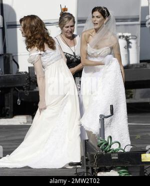 Teri Hatcher déons une robe de mariage pour filmer une scène pour les Housewives désespérés. Eva Longoria, Marcia Cross, Felicty Huffman, Kyle McLaughlin, Doug Savant et Derea Di Matteo étaient également sur place. Los Angeles, Californie 7/20/09. Banque D'Images