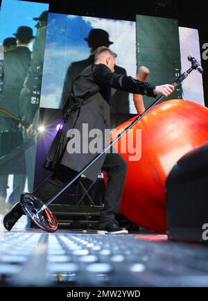 Le groupe de pop irlandais Westlife se produit en direct à l'Arena O2 lors de sa tournée nationale 10th. Mark Feehily, chanteur de Westlife, a récemment fait part de sa relation avec Kevin McDaid, son partenaire, disant : « ce qui m'a finalement libéré, c'était de tomber amoureux de Kevin. Tout ce que je sais, c'est que sortir pour moi a été la meilleure chose que j'ai jamais faite. Cela a changé ma vie, m'a permis d'être heureux avec qui j'étais. Photo : Nicky Byrne. Londres, Royaume-Uni. 03/11/11. Banque D'Images