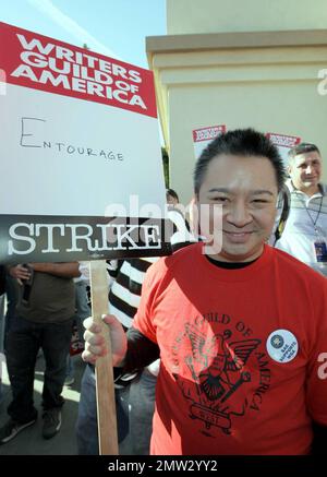 Rex Lee, la star de l'entourage, assiste à la Journée mondiale de la diversité de la WGA sur la ligne de piquetage qui soutient les auteurs en grève à l'extérieur des studios Paramount. Los Angeles, Californie. 12/12/07. Banque D'Images