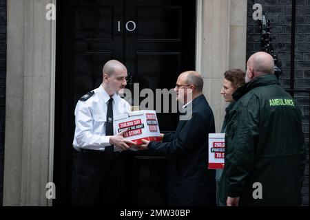 LONDRES, le 1st février 2023, Paul Nowak, secrétaire général de la TUC, est accompagné d'un représentant du Syndicat des pompiers et du Service d'ambulance du NHS, qui présente une pétition de masse contre les projets du gouvernement d'introduire une nouvelle loi sur les niveaux de service minimum pendant les grèves. Banque D'Images