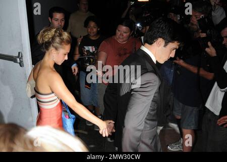 Hayden Panettiere et Milo Vintimiglia quittent Beso après avoir assisté à la fondation Whaleman Benefit à Los Angeles, en Californie. 8/10/08. Banque D'Images