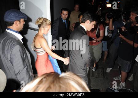 Hayden Panettiere et Milo Vintimiglia quittent Beso après avoir assisté à la fondation Whaleman Benefit à Los Angeles, en Californie. 8/10/08. Banque D'Images