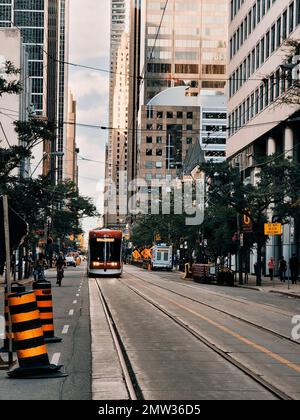 Un tramway sur la route entouré de bâtiments à Toronto Banque D'Images