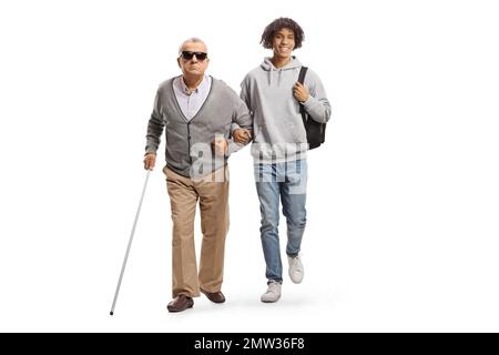 Portrait complet d'un jeune homme africain américain aidant un homme aveugle âgé avec un bâton isolé sur fond blanc Banque D'Images