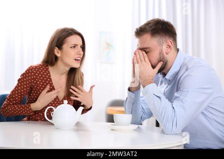 Couple ayant querelle dans le café. Problèmes de relation Banque D'Images