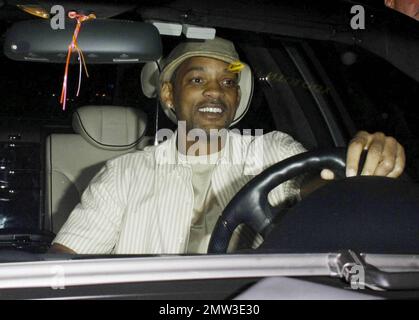 L'acteur, le chanteur et le producteur Will Smith est plein de sourires quand il quitte le restaurant Beso et entre dans sa voiture, avec un garde du corps en tête. Dans une chemise boutonnée décontractée, un Jean, des baskets blanches et une casquette, la superstar, qui a contribué à lancer la carrière de ses jeunes enfants, son Jaden et sa fille Willow, est actuellement en train de filmer 'Men't Black III'. Pendant ce temps, la fille Willow serait mise en vedette dans un remake du film classique 'Annie', qui serait libéré en partenariat avec le rappeur Jay-Z. Los Angeles, Californie. 02/04/11. Banque D'Images