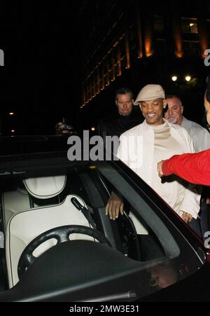 L'acteur, le chanteur et le producteur Will Smith est plein de sourires quand il quitte le restaurant Beso et entre dans sa voiture, avec un garde du corps en tête. Dans une chemise boutonnée décontractée, un Jean, des baskets blanches et une casquette, la superstar, qui a contribué à lancer la carrière de ses jeunes enfants, son Jaden et sa fille Willow, est actuellement en train de filmer 'Men't Black III'. Pendant ce temps, la fille Willow serait mise en vedette dans un remake du film classique 'Annie', qui serait libéré en partenariat avec le rappeur Jay-Z. Los Angeles, Californie. 02/04/11. Banque D'Images