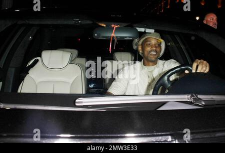 L'acteur, le chanteur et le producteur Will Smith est plein de sourires quand il quitte le restaurant Beso et entre dans sa voiture, avec un garde du corps en tête. Dans une chemise boutonnée décontractée, un Jean, des baskets blanches et une casquette, la superstar, qui a contribué à lancer la carrière de ses jeunes enfants, son Jaden et sa fille Willow, est actuellement en train de filmer 'Men't Black III'. Pendant ce temps, la fille Willow serait mise en vedette dans un remake du film classique 'Annie', qui serait libéré en partenariat avec le rappeur Jay-Z. Los Angeles, Californie. 02/04/11. Banque D'Images