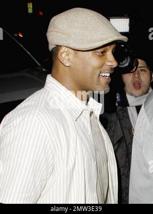 L'acteur, le chanteur et le producteur Will Smith est plein de sourires quand il quitte le restaurant Beso et entre dans sa voiture, avec un garde du corps en tête. Dans une chemise boutonnée décontractée, un Jean, des baskets blanches et une casquette, la superstar, qui a contribué à lancer la carrière de ses jeunes enfants, son Jaden et sa fille Willow, est actuellement en train de filmer 'Men't Black III'. Pendant ce temps, la fille Willow serait mise en vedette dans un remake du film classique 'Annie', qui serait libéré en partenariat avec le rappeur Jay-Z. Los Angeles, Californie. 02/04/11. Banque D'Images