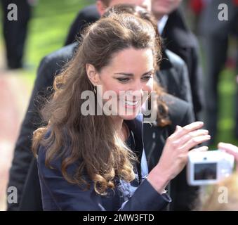 Le Prince William et Kate Middleton visitent le parc national de Witton. Au parc, Kate, qui avait l'air d'être épris dans un costume bleu à jupe, a parlé avec des enfants et des athlètes pendant que William a testé un vélo à quatre places. Darwen, Royaume-Uni. 04/11/11. Banque D'Images