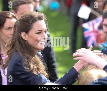 Le Prince William et Kate Middleton visitent le parc national de Witton. Au parc, Kate, qui avait l'air d'être épris dans un costume bleu à jupe, a parlé avec des enfants et des athlètes pendant que William a testé un vélo à quatre places. Darwen, Royaume-Uni. 04/11/11. Banque D'Images