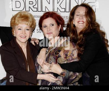 Les actrices Debbie Reynolds, la fille Carrie Fisher et la belle-fille Joely Fisher assistent à la première de « Dishful Drinking » de Carrie Fisher, une offre spéciale HBO. « Dishful Drinking » est un enregistrement du spectacle One-Woman de Fisher sur Broadway, basé sur son livre autobiographique du même nom qui a été publié en 2008. Los Angeles, Californie. 12/07/10. Banque D'Images