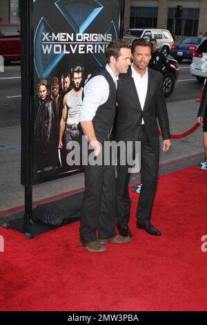 Hugh Jackman et Ryan Reynold jouent autour de la première de film de 20th Century Fox X-MEN ORIGINS:WOLVERINE au Graumans Chinese Theatre à Hollywood. Los Angeles, CA 4/28/09 . Banque D'Images