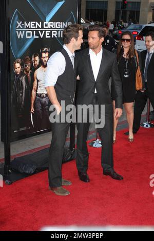 Hugh Jackman et Ryan Reynold jouent autour de la première de film de 20th Century Fox X-MEN ORIGINS:WOLVERINE au Graumans Chinese Theatre à Hollywood. Los Angeles, CA 4/28/09 . Banque D'Images