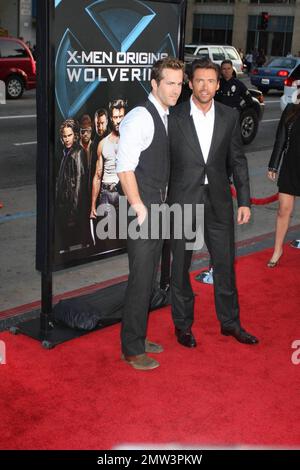 Hugh Jackman et Ryan Reynold jouent autour de la première de film de 20th Century Fox X-MEN ORIGINS:WOLVERINE au Graumans Chinese Theatre à Hollywood. Los Angeles, CA 4/28/09 Banque D'Images