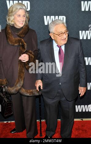 Henry et Nancy Kissinger assistent au gala du WomenÕs Wear Daily 100th au Cipriani 42 à Midtown Manhattan. New York, NY. 11/2/10. Banque D'Images