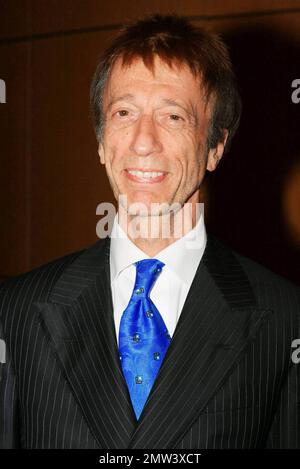 Robin Gibb du groupe pop, rock, disco The Bee Gees arrive au Sporting Club Monte-Carlo pour les World Music Awards 2010. Le spectacle de prix, fondé en 1989 pour honorer des artistes de disques internationaux basés sur des chiffres de vente mondiaux, a été organisé par les actrices Michelle Rodriguez et Hayden Panettiere. Parmi les musiciens qui se sont produits à l'événement, on compte Jennifer Lopez, Akon, 50 cent et Scorpions. Parmi les gagnants figurent will.I.am, Namie Amuro et Kelly Rowland. Monte Carlo, Monaco. 05/18/10. Banque D'Images