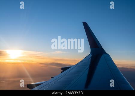 l'aile de l'avion contre le ciel, coucher de soleil Banque D'Images