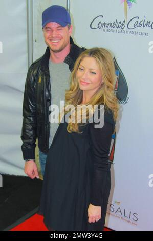 Eric Dane et sa femme enceinte Rebecca Gayheart arrivent sur le tapis rouge lors du World Poker Tour 8th Invitational Texas Hol 'EM poker Tournament pour la Chrysalis Charity, une organisation à but non lucratif dédiée à aider les sans-abri et les personnes économiquement défavorisées à devenir autonomes grâce à des opportunités d'emploi, au Commerce Casino, À Los Angeles, Californie, 02/20/10. Banque D'Images